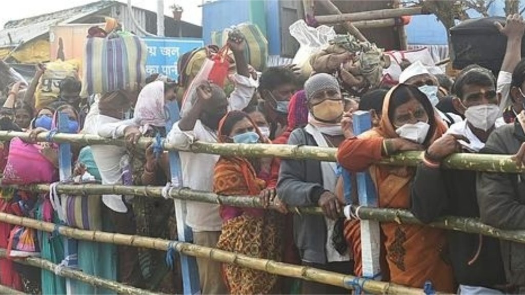 कोरोना के बढ़ते मामलों के बावजूद गंगा सागर मेले में उमड़ी लोगों की भारी भीड़ (फोटो: पीटीआई)