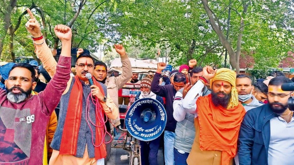 कालीचरण की रिहाई की मांग को लेकर प्रदर्शन करते हिंदू संगठनों के कार्यकर्ता (एक्सप्रेस फोटो) कालीचरण की रिहाई की मांग को लेकर प्रदर्शन करते हिंदू संगठनों के कार्यकर्ता (एक्सप्रेस फोटो)