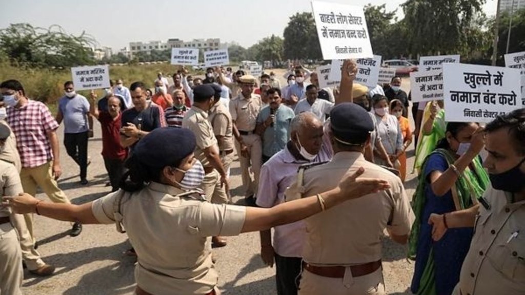 गुरुग्राम में खुले में नमाज का विरोध करते लोगों की तस्वीर (एक्सप्रेस फोटो)