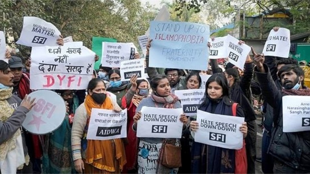 हरिद्वार में आयोजित धर्म संसद में दिए गए भड़काऊ भाषण के विरोध में प्रदर्शन करते लोगों की तस्वीर (फोटो: पीटीआई)