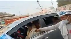 भोपालः बगैर मास्क के दिखीं बीजेपी नेता, लोगों ने दिया तो कुछ इस अंदाज में फेंका, आए ऐसे कमेंट्स