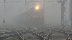 Indian Railways IRCTC: 400 से ज्यादा ट्रेनें कैंसल तो 100 से अधिक लेट, जानें- कहीं आपकी गाड़ी पर भी तो नहीं पड़ा कोहरे का असर?