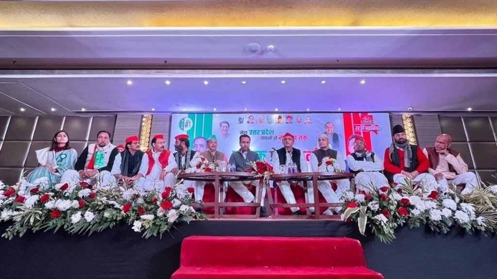 शुक्रवार को मेरठ में प्रेसवार्ता करते अखिलेश यादव और जयंत चौधरी (फोटो: ट्विटर/ समाजवादी पार्टी)