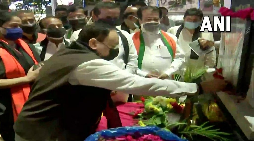 हैदराबाद के सिकंदराबाद में महात्मा गांधी की प्रतिमा पर पुष्पांजलि अर्पित करते भाजपा अध्यक्ष जेपी नड्डा। (फोटो- एएनआई)