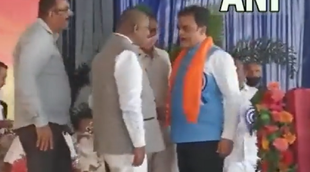 Karnataka, BJP ministers, Congress MP, Clashed on stage, Presence of CM Bommai