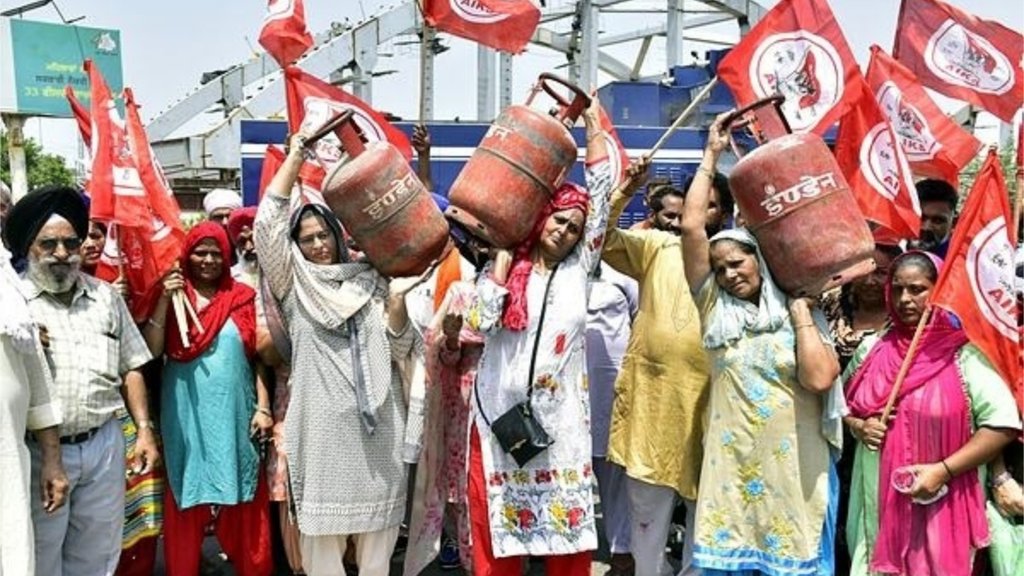 एलपीजी के बढ़ते दामों के खिलाफ प्रदर्शन करते लोगों की तस्वीर (फाइल फोटो : एक्सप्रेस फोटो)