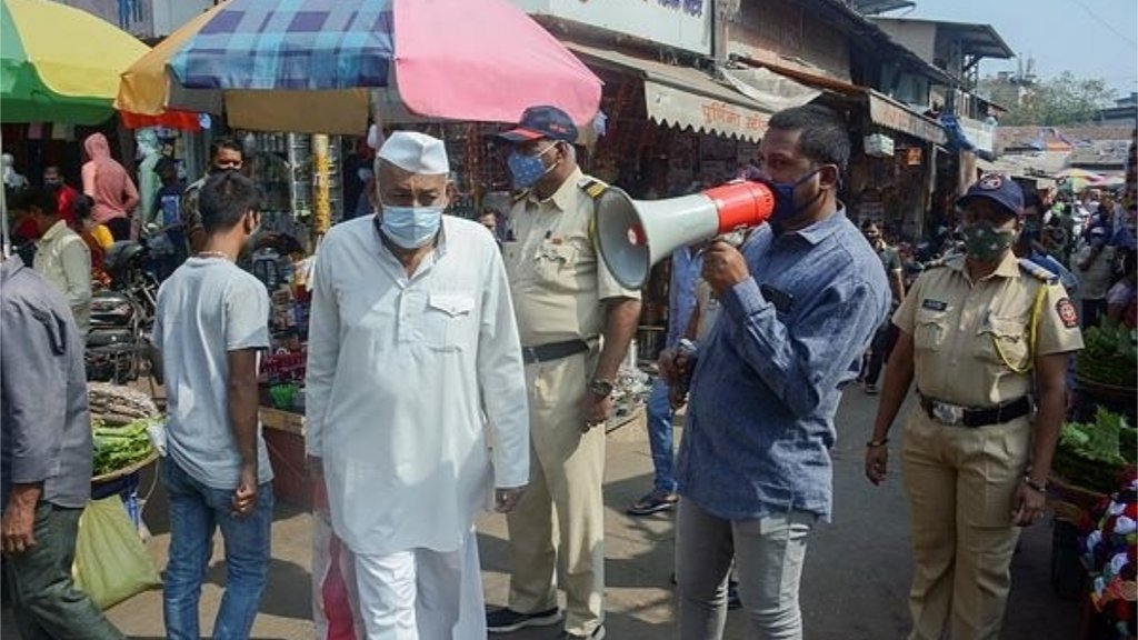 ओमिक्रोन के बढ़ते मामलों के मद्देनजर सार्वजनिक स्थानों पर मास्क पहनने का आग्रह करते हुए पुलिसकर्मी (फोटो: पीटीआई) 