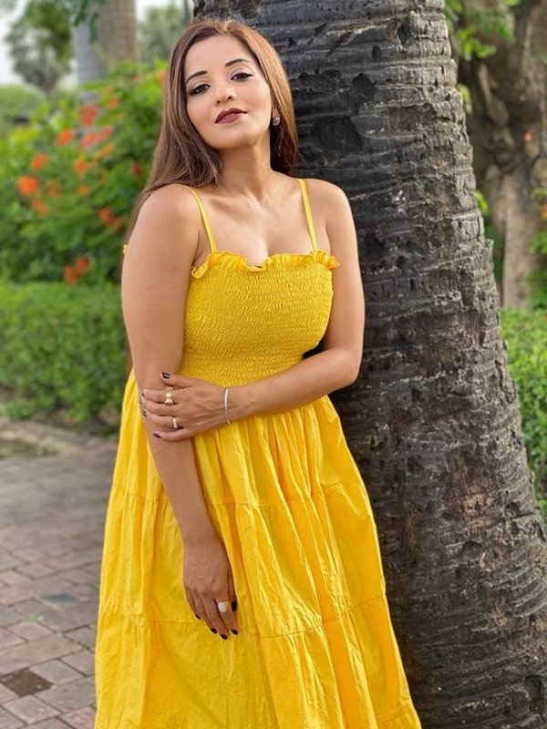 monalisa yellow dress