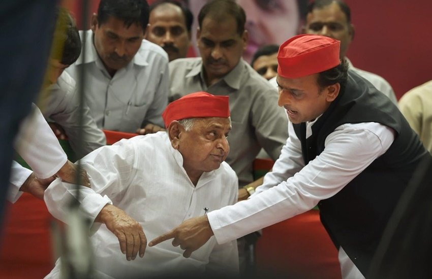 मुलायम सिंह यादव के चुनावी हलफनामे के मुताबिक उन्होंने अपने बेटे और सपा के राष्ट्रीय अध्यक्ष अखिलेश यादव से करीब सवा दो करोड़ रुपए का कर्ज लिया है।