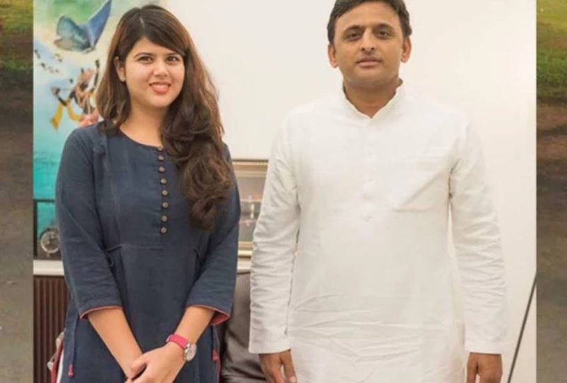 दिल्ली यूनिवर्सिटी से निकलने के बाद वह समाजवादी पार्टी  से जुड़ गईं। 2013 में पंखुड़ी पाठक को सपा ने लोहिया वाहिनी का राष्ट्रीय सचिव बनाया और फिर 2016 में पार्टी का प्रवक्ता बना दिया गया। 