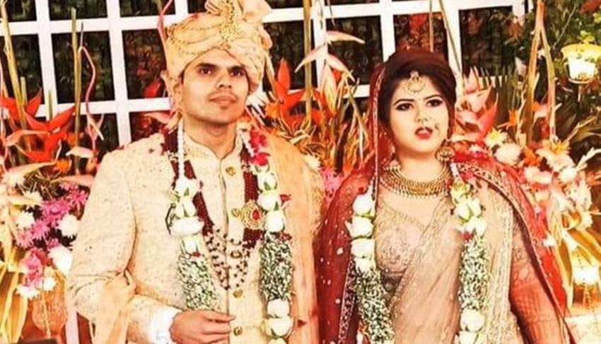 बता दें कि पंखुड़ी अनिल यादव की दूसरी पत्नी हैं। पहली पत्नी से उनका तलाक हो चुका है।