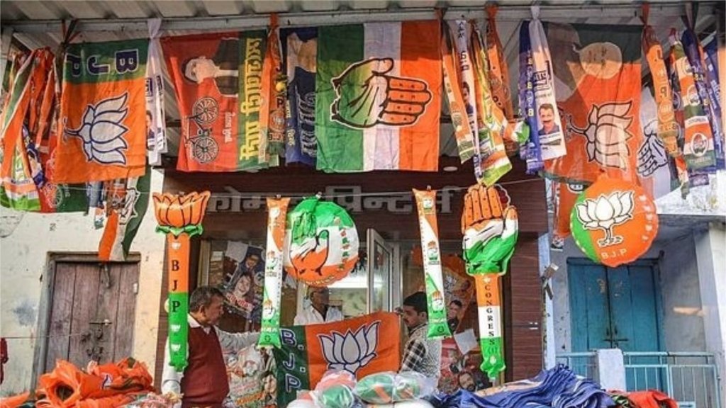 उत्तरप्रदेश के कानपुर में चुनाव प्रचार सामग्री से सजी एक दुकान (फोटो: पीटीआई)