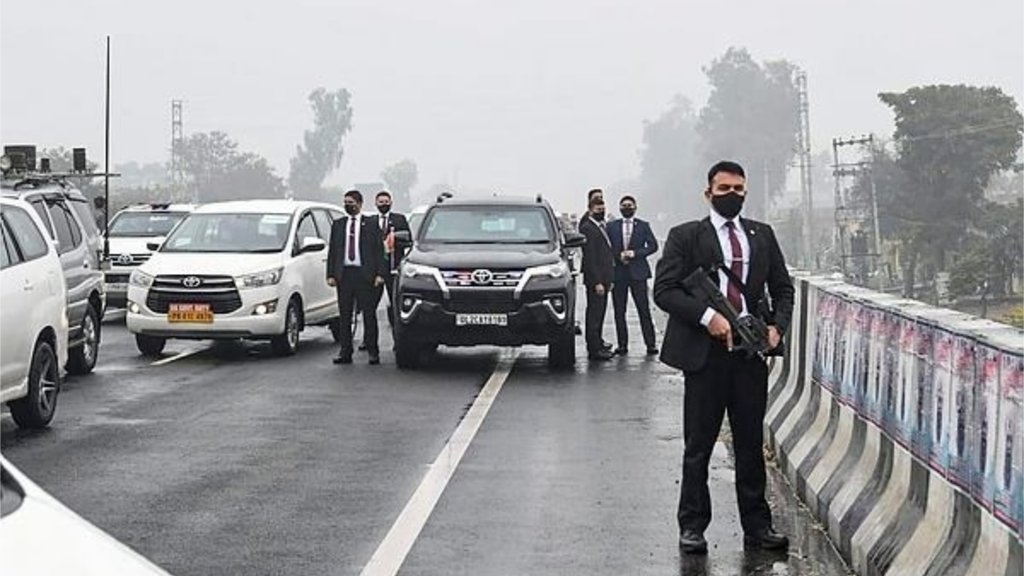 बुधवार को पंजाब के फिरोजपुर में किसानों के प्रदर्शन के कारण 15 मिनट तक प्रधानमंत्री मोदी का काफिला रुका रहा। (फोटो: पीटीआई)