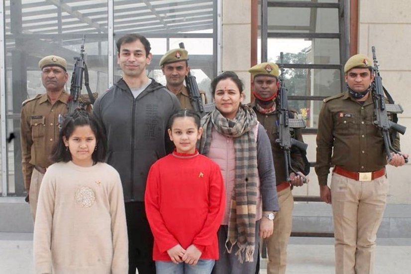 प्रतीक यादव अखिलेश यादव के छोटे भाई हैं। वह मुलायम सिंह यादव की दूसरी पत्नी साधना गुप्ता के बेटे हैं।