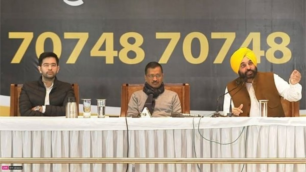 अरविंद केजरीवाल ने भगवंत मान और राघव चड्ढा की मौजूदगी में मुख्यमंत्री पद का उम्मीदवार तय करने के लिए मोबाइल नंबर जारी किया। (फोटो: पीटीआई)