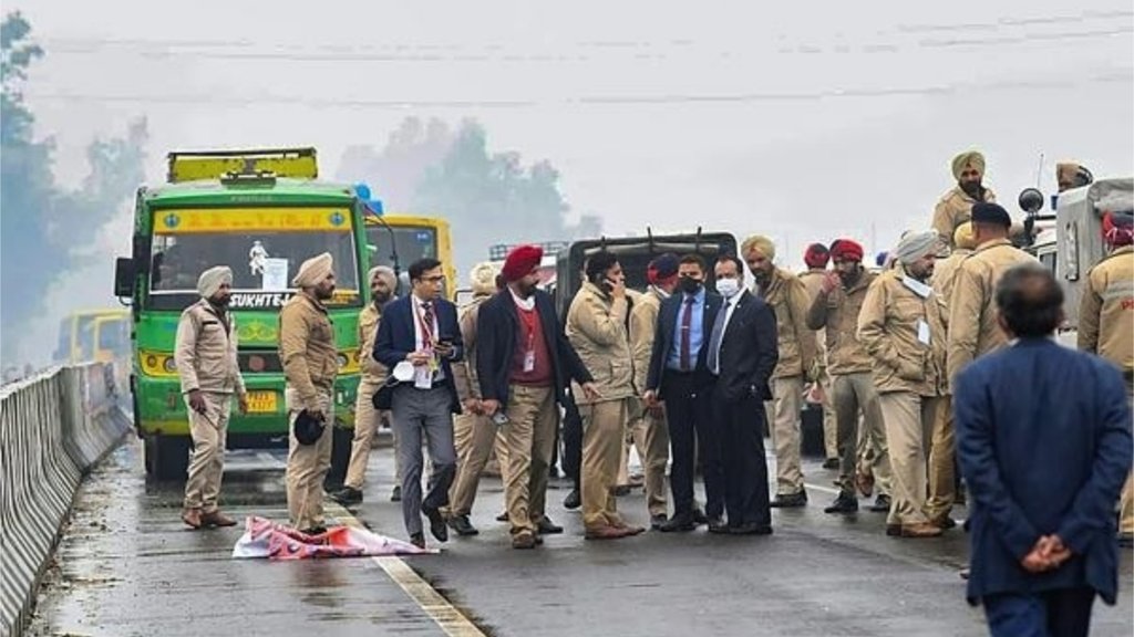 सुप्रीम कोर्ट ने प्रधानमंत्री मोदी की सुरक्षा में हुई चूक की जांच के लिए केंद्र और पंजाब सरकार द्वारा गठित अलग-अलग समितियों को सोमवार तक कार्रवाई न करने को कहा है। (फोटो: पीटीआई)