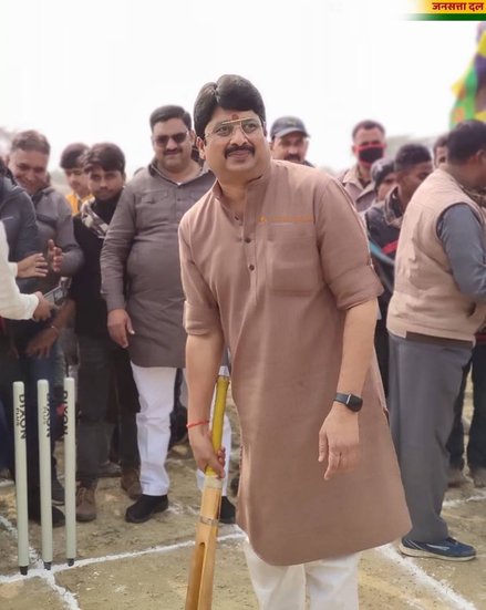 बता दें कि राजा भैया प्रतापगढ़ में कुंडा विधानसभा सीट से विधायक हैं। वह 1993 से लगातार इस सीट पर कब्जा जमाए हुए हैं।