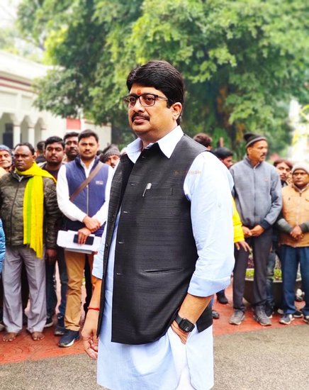 राजा भैया कहते हैं कि इस तरह की हरकतें करना, किसी को चप्पल दिखाना मेरे संस्कार और संस्कृति में नहीं है। इतने लंबे सार्वजनिक जीवन में हमने भाषा की गरिमा और मंच की मर्यादा को बरकरार रखने का पूरा-पूरा प्रयास किया।