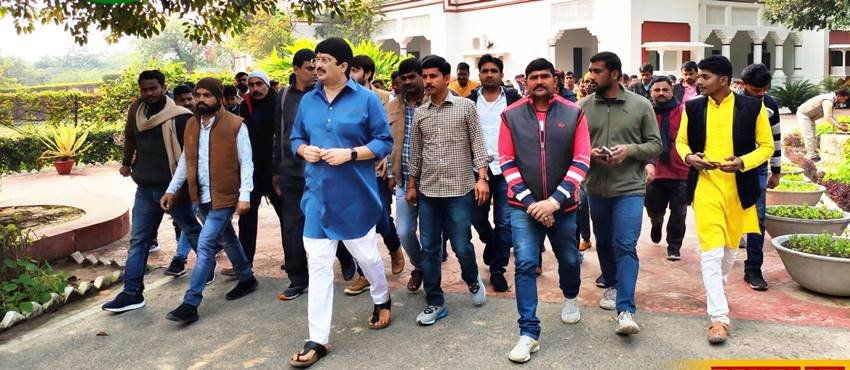 कुंडा विधायक राजा भैया ने अपनी खासियत बताते हुए कहा कि लोग मंच से हमारे लिए किस भाषा का प्रयोग करते हैं और हम मंच से कितनी मर्यादित भाषा का प्रयोग करते हैं, ये आप किसी से भी पूछ सकते हैं।