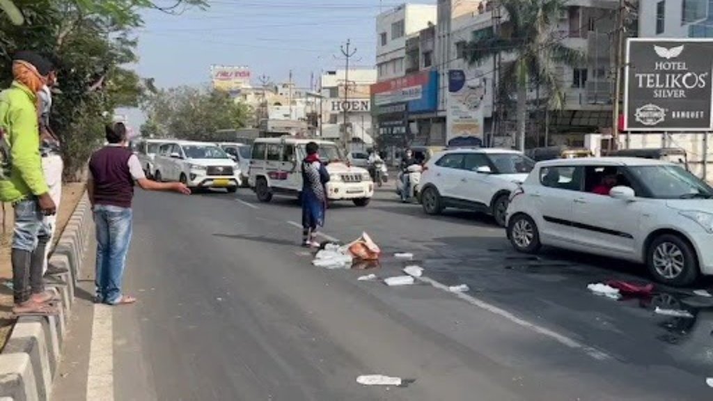 सड़क पर बिखरी शराब की वजह से किनारे से निकलता रामदास अठावले का काफिला (फोटो: ट्विटर/ BhupendraNews24)