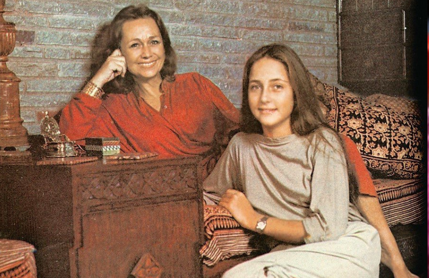 इस फिल्म में लीड रोल उनकी की मां जेनिफर नीभा रही थीं। तब संजना की उम्र 14 साल थी। 