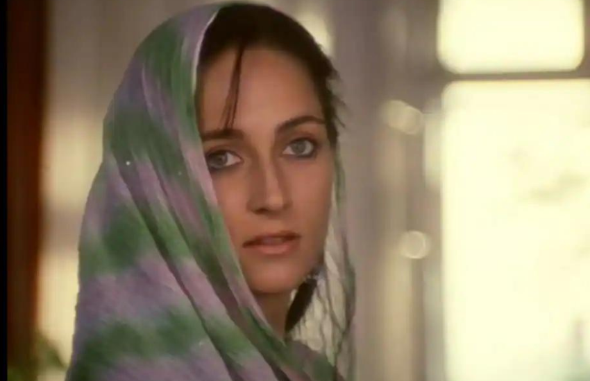संजना को पहला लीड रोल नसीरुद्दीन शाह के साथ 1989 में आई फिल्म ‘हीरो हीरालाल’ में मिला था। इस फिल्म में अमिताभ के साथ भी वह नजर आई थीं।