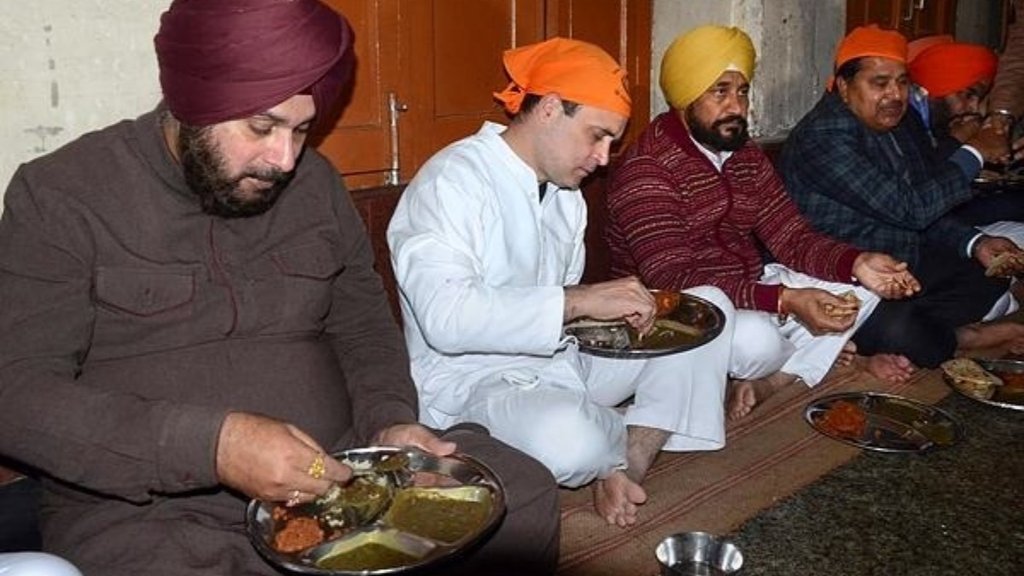 कांग्रेस सांसद राहुल गांधी और सीएम चन्नी के साथ नवजोत सिंह सिद्धू (फोटो: पीटीआई) कांग्रेस सांसद राहुल गांधी और सीएम चन्नी के साथ नवजोत सिंह सिद्धू (फोटो: पीटीआई)