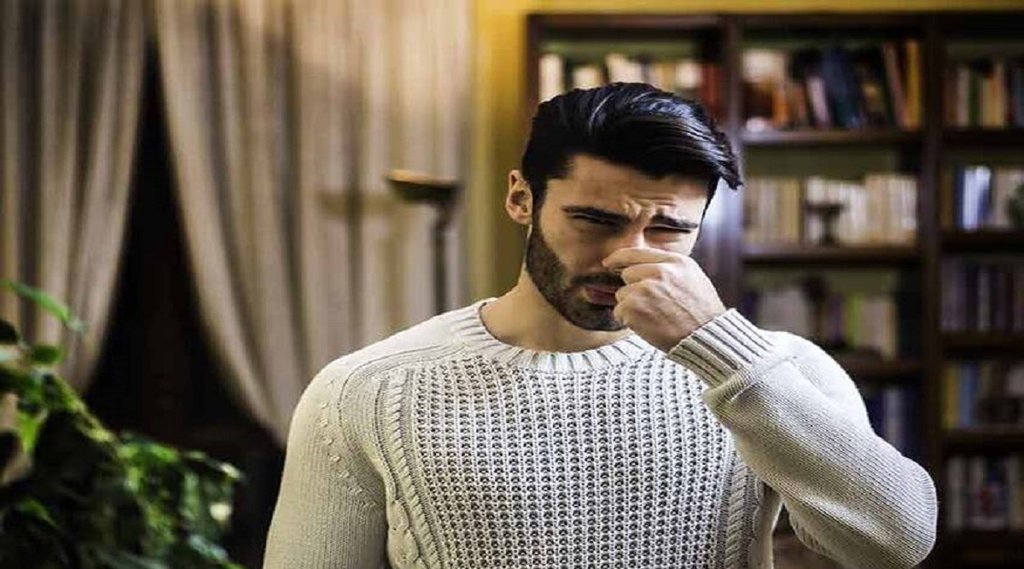 सर्दी में साइनस से परेशान हैं तो गर्म पानी पीएं।