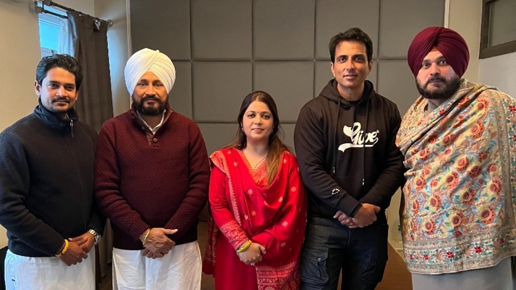 फिल्म अभिनेता सोनू सूद ने कहा कि पंजाब में कांग्रेस को अपना सीएम उम्मीदवार जरुर घोषित करना चाहिए। (फोटो: ट्विटर/ चरणजीत सिंह चन्नी)