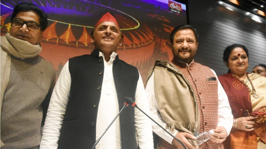 शनिवार को सुप्रिया एरोन समाजवादी पार्टी में शामिल हुईं। (फोटो: ट्विटर/ samajwadiparty)