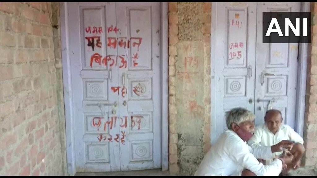 सुराना में लोगों ने पलायन की धमकी देते हुए अपने अपने घरों पर मकान बिकाऊ है लिख दिया था। (फोटो: एएनआई)