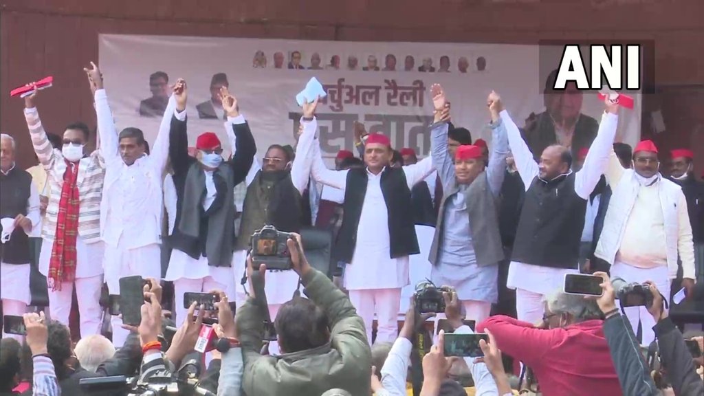 शुक्रवार को स्वामी प्रसाद मौर्य और कई विधायकों ने सपा का दामन थामा (फोटो:एएनआई) शुक्रवार को स्वामी प्रसाद मौर्य और कई विधायकों ने सपा का दामन थामा (फोटो:एएनआई)