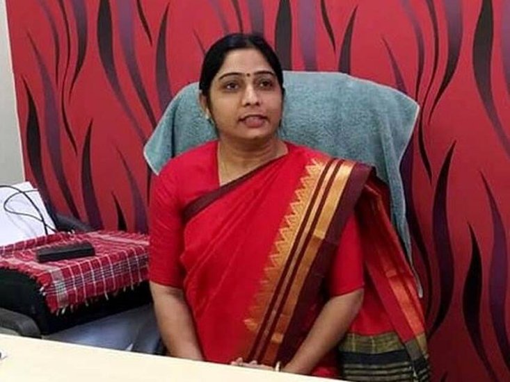 संघमित्रा ने अपने हलफनामे में बताया था कि गाड़ी के नाम पर उनके पास कुल 80 हजार रुपए की कीमत की दो स्कूटी है।
