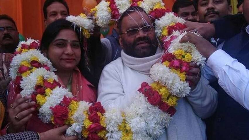 संघमित्रा मौर्य के मुकाबले उनके पिता स्वामी प्रसाद मौर्य के पास कम संपत्ति है। 2017 में स्वामी प्रसाद मौर्य ने चुनावी हलसफनामे में बताया था कि उनके पास 1,27,80,203 करोड़ रुपए की कुल संपत्ति है।