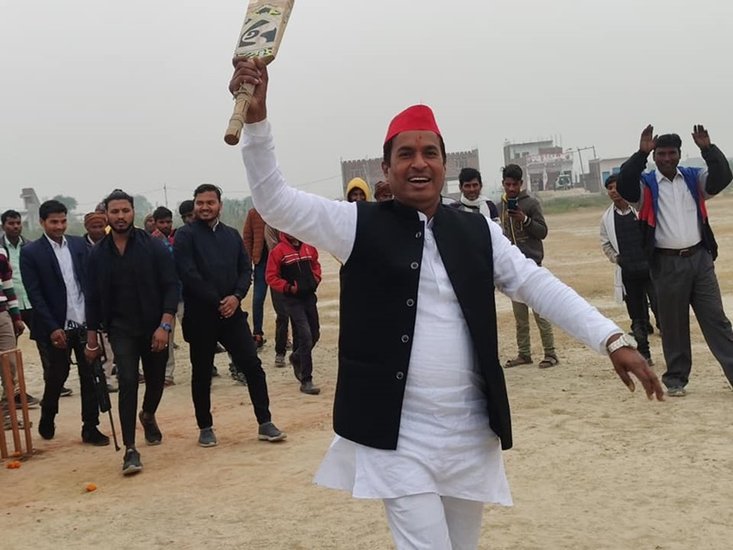 संघमित्रा के पूर्व पति डॉ. नवल किशोर शाक्य मेडिकल प्रैक्टिस के साथ ही राजनीति भी करते हैं। वह पहले बसपा के सदस्य थे लेकिन 2010 में वह सपा में शामिल हो गए थे।
