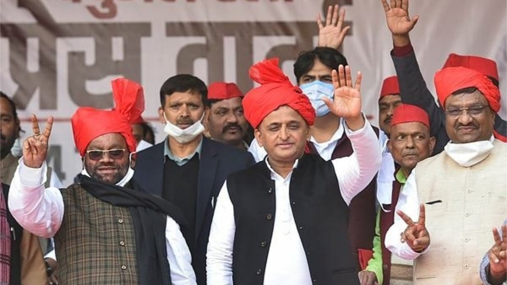 शुक्रवार को पूर्व मंत्री स्वामी प्रसाद मौर्य और धर्म सिंह सैनी अखिलेश यादव की समाजवादी पार्टी में शामिल हो गए। (फोटो: पीटीआई)