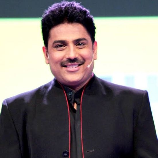 शो में तारक मेहता का किरदार निभाने वाले एक्टर का नाम असली नाम है शैलेश लोढ़ा। 8 नवंबर 1969 को जन्मे शैलेश लोढ़ा 52 साल के हैं।