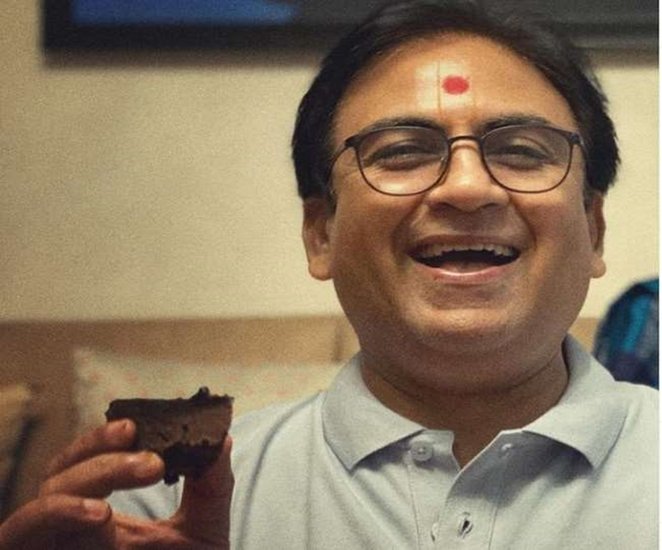 दिलीप जोशी जेठालाल का मुख्य किरदार निभाते हैं। गुजरात के पोरबंदर में 26 मई 1968 को जन्मे दिलीप जोशी 53 साल के हैं।