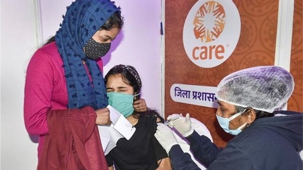 3 जनवरी से देश में 15 वर्ष से 18 वर्ष आयु वर्ग के किशोरों का टीकाकरण चल रहा है। (फोटो: पीटीआई)
