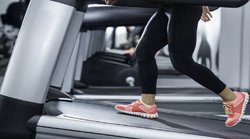 Tips for Treadmill Safety: वर्कआउट के दौरान ट्रेडमिल पर दौड़ते हैं, तो इन खास बातों का जरूर रखें ध्यान