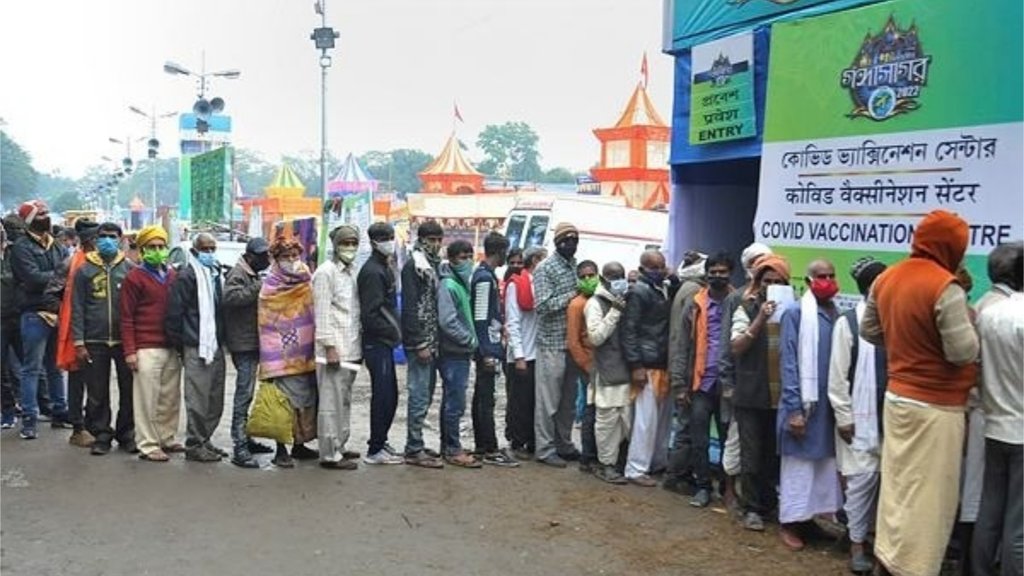  पश्चिम बंगाल के एक टीकाकरण केंद्र के बाहर कतार में खड़े लोग (फोटो: पीटीआई)
