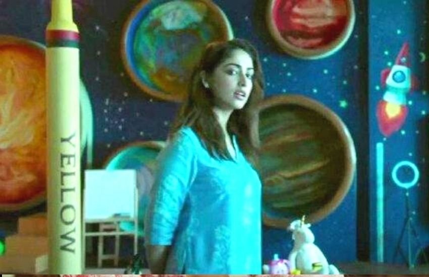 नैना की अगली डिमांड देश की प्रधानमंत्री से बात करने की है। इस किरदार में वेटरन एक्टर डिम्पल कपाड़िया हैं। पीएम किसी डिमांड के आगे झुकने को तैयार नहीं।