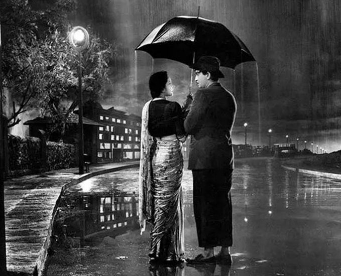 नरगिस ने राज कपूर के साथ काफी काम किया था। राज कपूर नरगिस से प्यार भी करते थे। लेकिन दोनों का प्यार किसी मंजिल तक नहीं पहुंच पाया। नरगिस ने सुनील दत्त से शादी रचा ली थी।