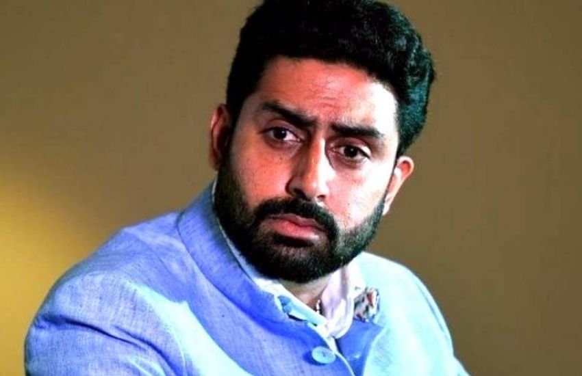 अभिषेक बच्चन को फ्रूट फोबिया है। उन्होंने कभी कोई फ्रूट्स रियल लाइफ में नहीं खाया है।