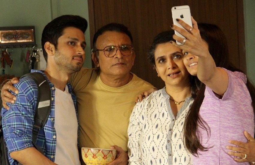 होम एक फैमिली और घर के आसपास बुनी गई है। वेब सीरीज में एक मिडिल क्लास फैमिली जो काफी खुशहाल है, लेकिन एक नोटिस ने पूरी उनकी खुशियां काफूर कर दी हैं। Photos: Social Media