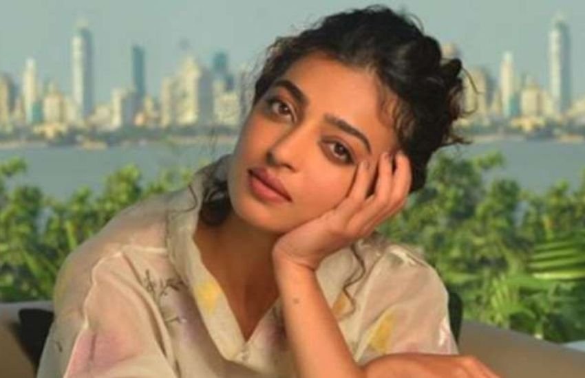 राधिका आप्टे को प्लेन लैंडिंग का फोबिया है। लैडिंग के समय वह बेहद सहम जाती हैं।