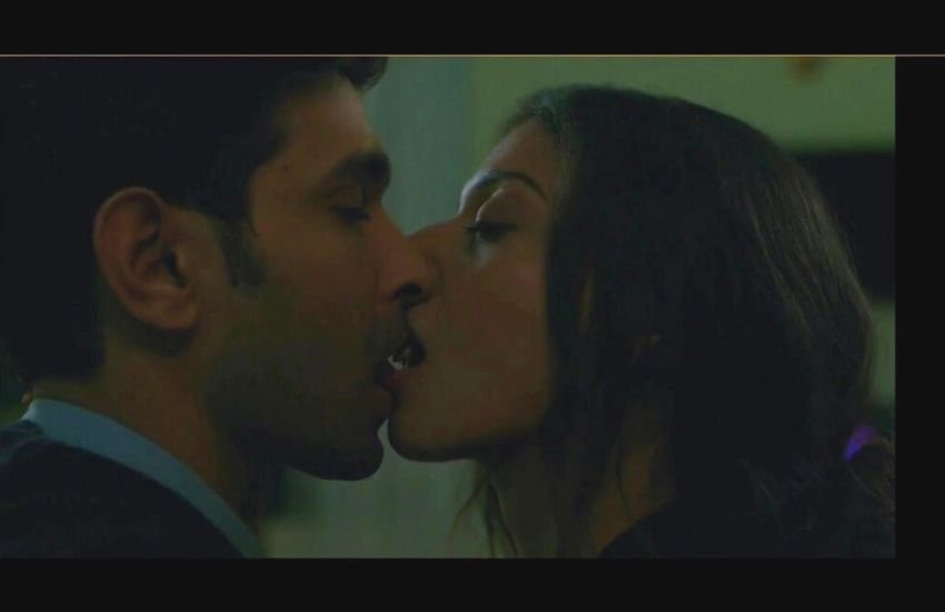 पूजा और पवन भी लीक से हटकर बनी सीरीज है। इसमें तीन प्रेमी जोड़ी तीन दशक से और तीनों का नमा पूजा और पवन ही होता है। तीनों कपल एक पार्टी में मिलते हैं। उनका जीवन भाग्य या संयोग से आपस में जुड़ जाता है। प्रेमी के बारे में सोच कर मुस्कुराना हो या उनके करीब आने की लालसा को इस वेब सीरीज में बहुत अच्छे से दिखाया गया है।