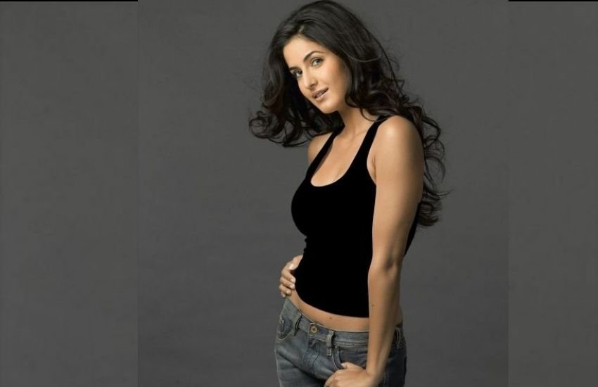 कैटरीना कैफ को टमाटर का फोबिया है। फिल्म “ज़िंदगी न मिलेगी दोबारा” में ‘टोमेटीनो फेस्टिवल’ का शूट किया गया था, तब वह किसी तरह से शूटिंग की थीं। Photos: Social Media