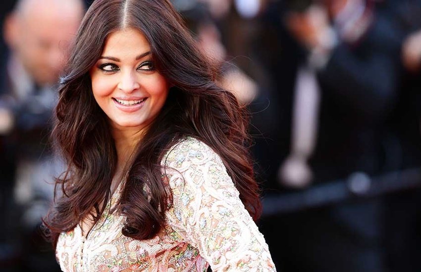 Aishwarya Rai Bachchan: ऐश्वर्या राय बच्चन की खूबसूरती के दीवाने करोड़ों हैं। मिस वर्ल्ड का खिताब अपने नाम करने वालीं ऐश्वर्या राय ने बॉलीवुड में भी अपना ऊंचा मुकाम बनाया। ऐश्वर्या ने कई एक्टर्स के साथ काम किया। कुछ एक्टर्स तो ऐश्वर्या की खूबसूरती देख उन्हें पागलों की तरह घूरने लगते थे।