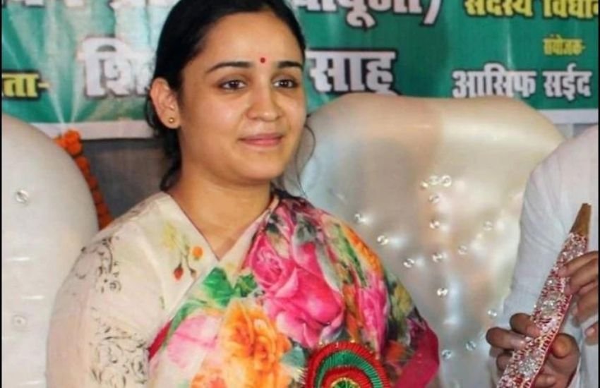 यह पूछे जाने पर कि क्या अपर्णा क्या उनके पास लखनऊ कैंट का टिकट मांगने आई थीं? इसके जवाब में अखिलेश ने कहा कि उनके पिता और उन्होंने तय किया था कि परिवार के कम से कम सदस्य चुनाव लड़ें।